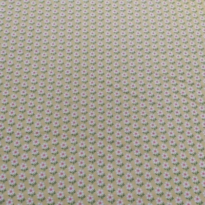 Tecido bege com padrão floral branco, vermelho e verde