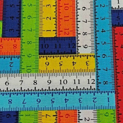 Várias réguas coloridas com marcações métricas dispostas sobre uma superfície.