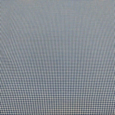 tecido com padrão xadrez azul e branco