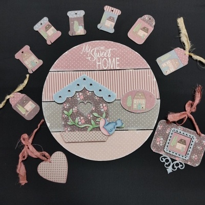 Conjunto decorativo de madeira e tecido com tema casa, corações e pássaro em tons rosa, azul e cinzento