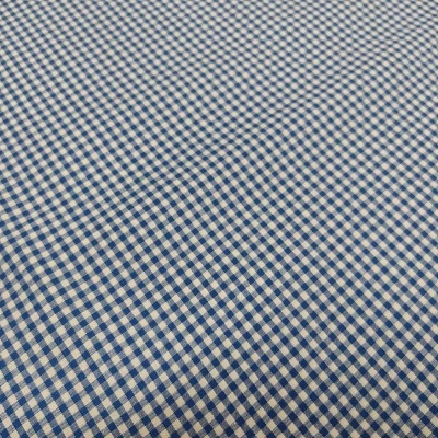 Tecido xadrez vichy azul escuro e branco com textura visível