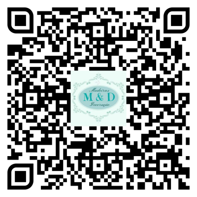 Código QR preto e branco com logotipo central azul e verde água