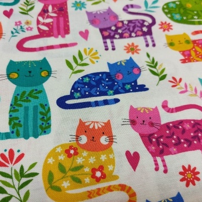 Tecido branco com padrão colorido de gatos, flores e corações