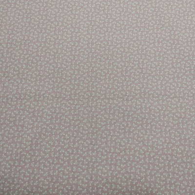 Tecido rosa claro com pequenas flores brancas em padrão repetitivo