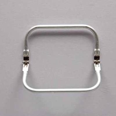 Resistência tubular metálica branca sobre fundo cinzento