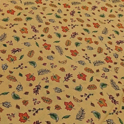 Padrão colorido de folhas e flores em fundo amarelo claro