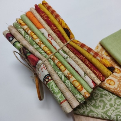 Conjunto de tecidos estampados amarrados com fio rústico