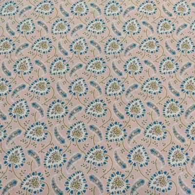 tecido estampado floral em tons de azul, verde e castanho sobre fundo bege rosado