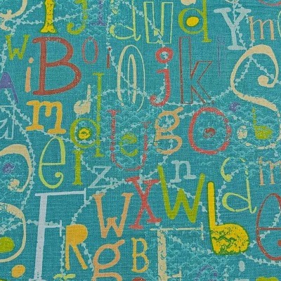 Tecido ou papel azul com letras coloridas do alfabeto em vários estilos e tamanhos.