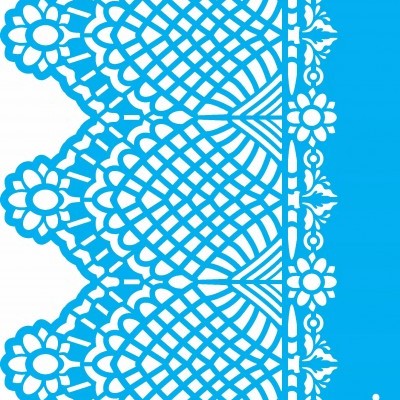 Renda branca com padrão floral e geométrico sobre fundo azul.