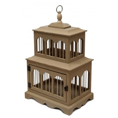 Lanterna decorativa em madeira bege com janelas em arco e puxador metálico