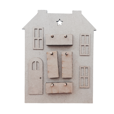 Painel decorativo de madeira em forma de casa com gavetas e recortes de janelas e porta.