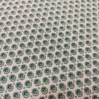 Tecido branco com padrão circular repetido em verde, azul e cinza