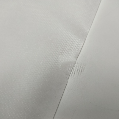 tecido branco texturizado com dobra