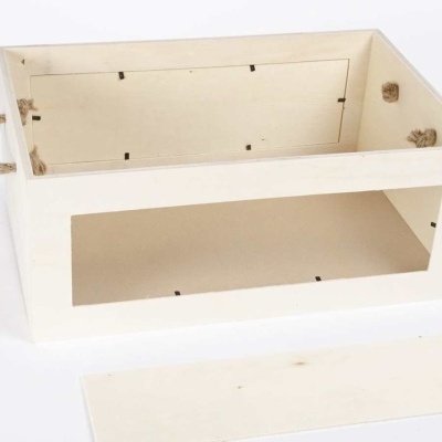 Caixa retangular branca de madeira com alças de corda e tampa removível