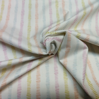 Tecido branco com linhas verticais onduladas em cores pastel