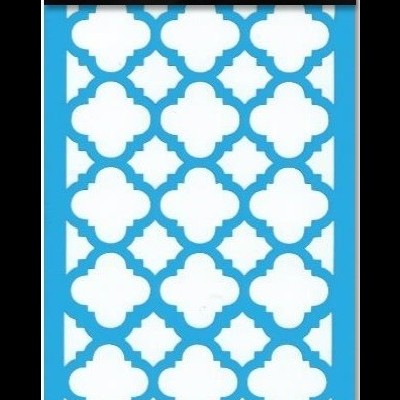 Stencil azul com padrão geométrico e etiqueta preta com texto no topo