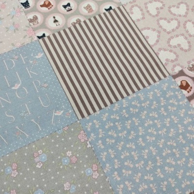 Colcha patchwork com padrões variados e tons pastel