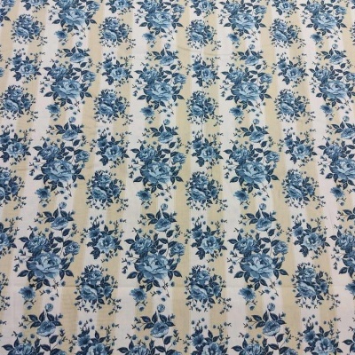 tecido estampado azul e branco com padrão floral repetitivo