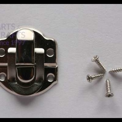 Fecho metálico prateado para caixas com parafusos em fundo branco