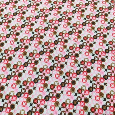 tecido branco com padrão geométrico rosa e castanho