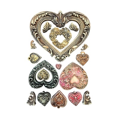 Ornamentos metálicos em forma de coração com padrões florais e acabamentos variados