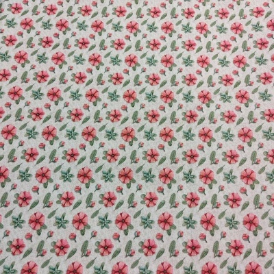 Tecido branco com pequenas flores cor-de-rosa e folhas verdes em padrão repetitivo