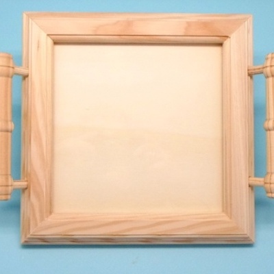 Tabuleiro de madeira clara quadrado com pegas circulares em fundo azul