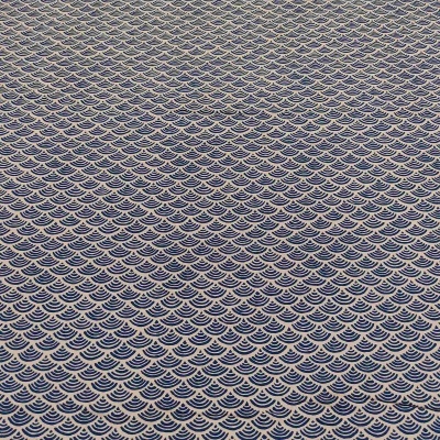 Tecido bege com padrão de ondas azuis repetitivas