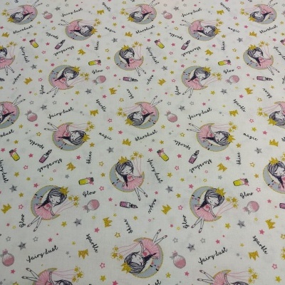 tecido branco com padrão de fadas e texto em inglês colorido