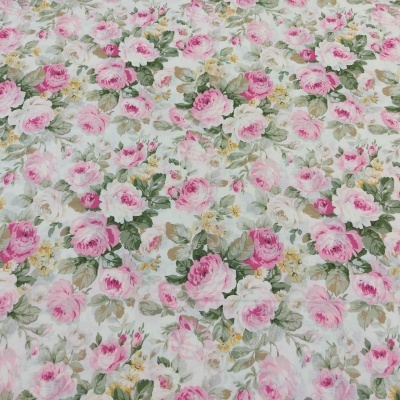 Tecido branco com estampa floral de rosas cor-de-rosa e folhas verdes