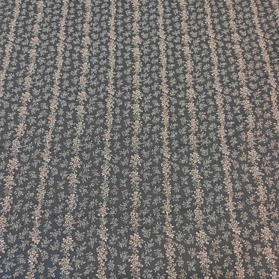 Tecido azul escuro com padrão de pequenas flores brancas dispostas em listras verticais