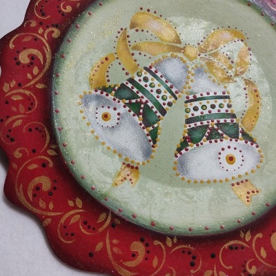 Placa decorativa redonda com sinos festivos e borda vermelha e dourada