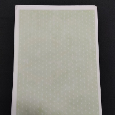Papel para decoupage com padrão de pequenas folhas brancas sobre verde claro