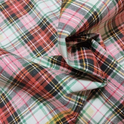 Tecido xadrez multicolorido dobrado mostrando textura