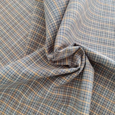 Tecido xadrez em azul, bege e branco com textura visível