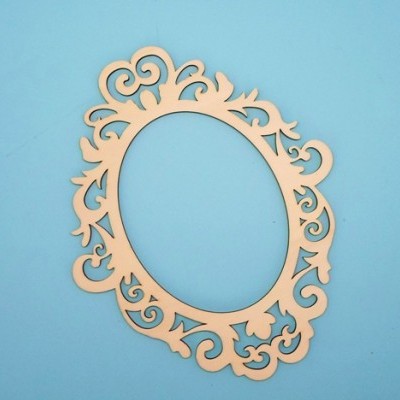 Moldura oval decorativa em madeira clara com arabescos sobre fundo azul