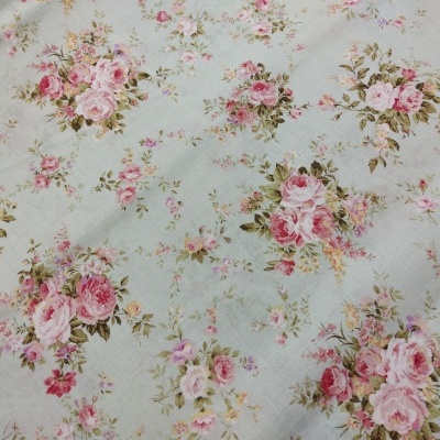 Tecido azul claro com padrão floral vintage em rosa e verde