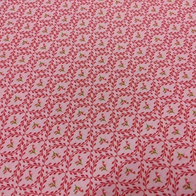 tecido rosa com padrão floral e quadrados brancos