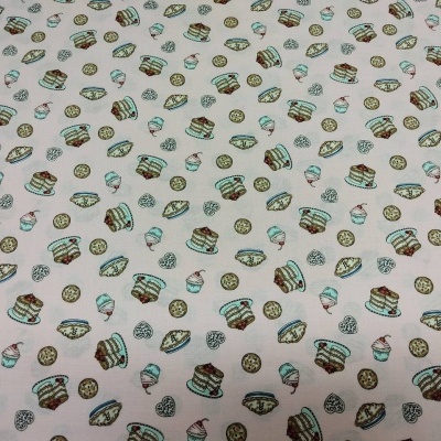 Tecido branco com padrão de bolos e doces coloridos