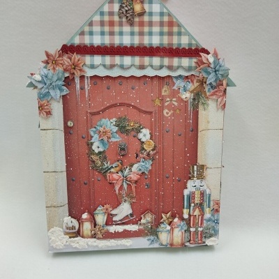 Caixa decorativa em forma de casa com porta vermelha decorada e boneco soldado