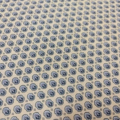 Tecido branco com padrão de pequenas flores azuis e cinzentas em círculos