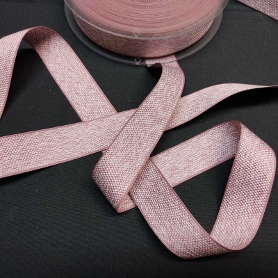 Fita de tecido rosa entrelaçada sobre fundo preto