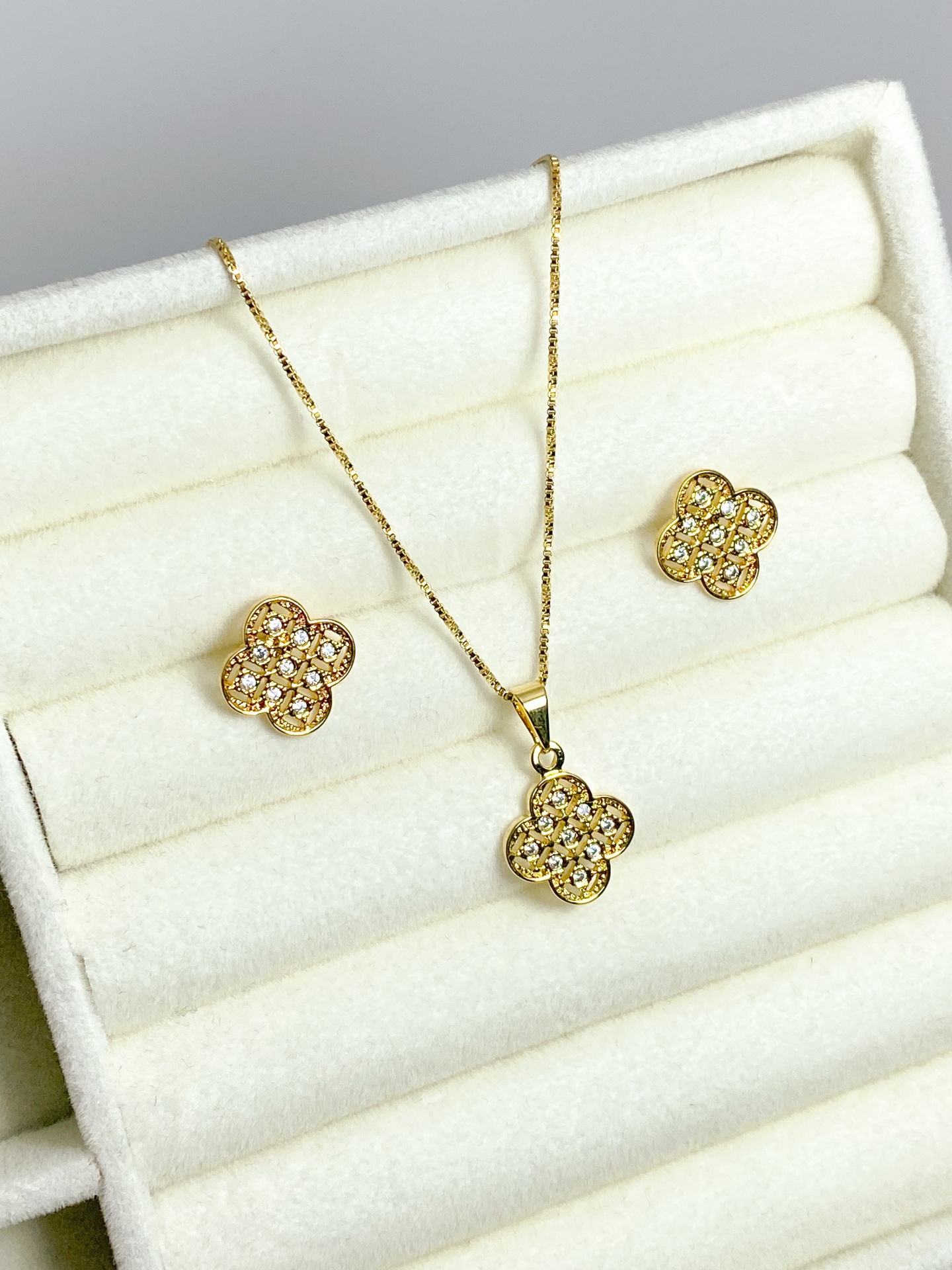 Conjunto&#x20;Trevo&#x20;com&#x20;Zirc&#x00F3;nicas&#x20;-&#x20;Inspira&#x00E7;&#x00E3;o&#x20;-&#x20;Banhado&#x20;Ouro&#x20;18k