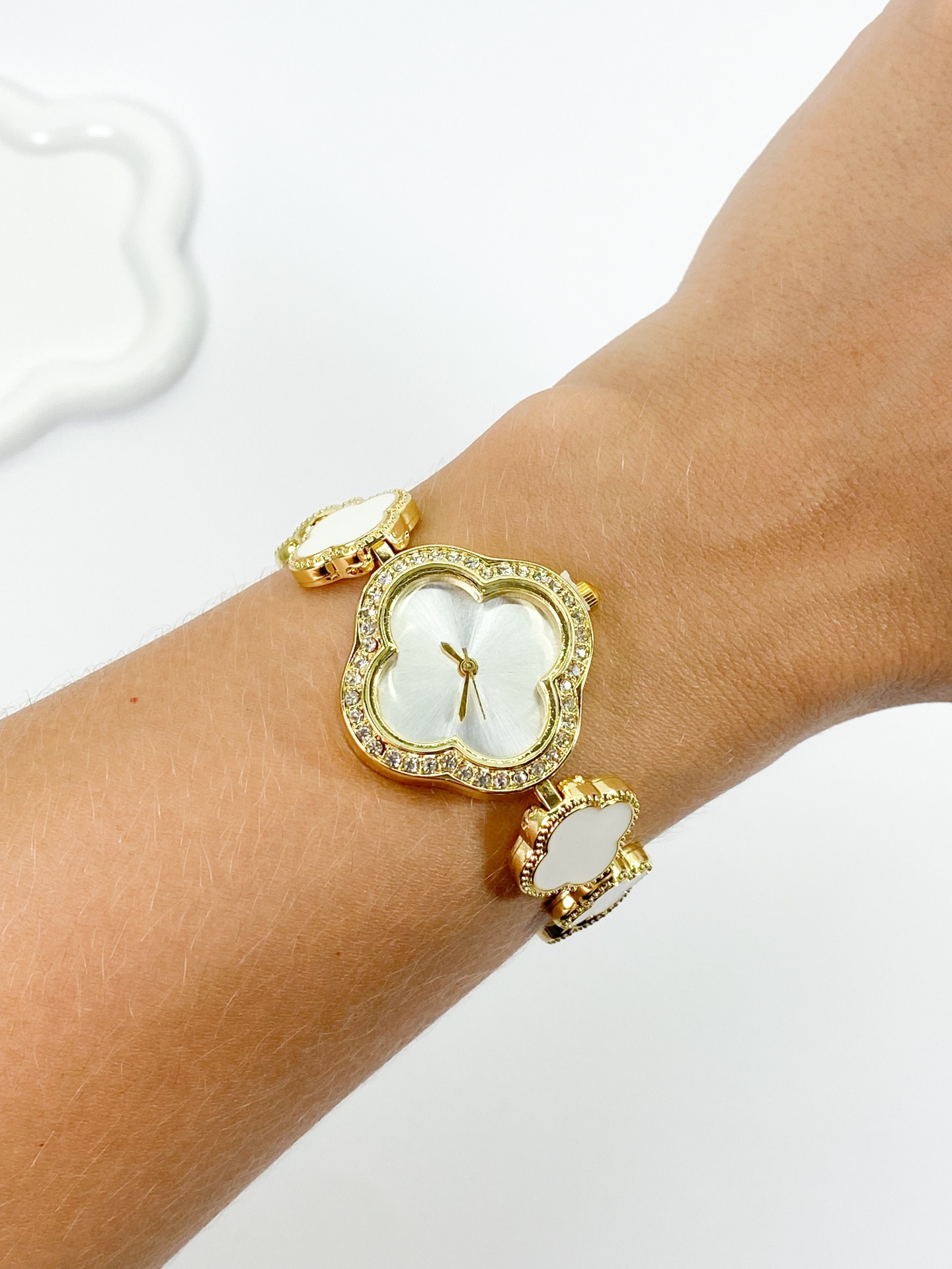Relógio Trevo Cravejado - Branco com Dourado