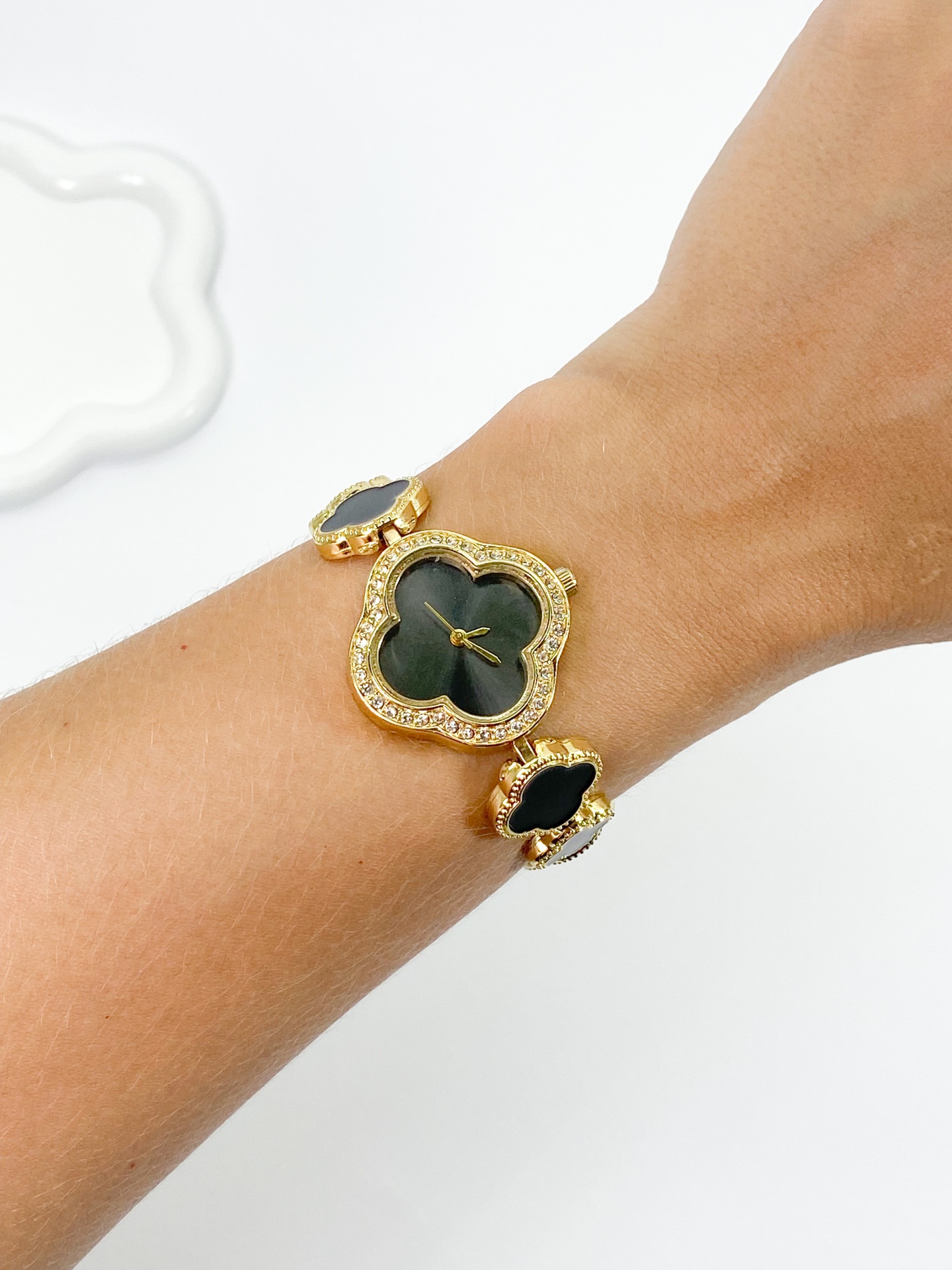 Relógio Trevo Cravejado - Preto com Dourado