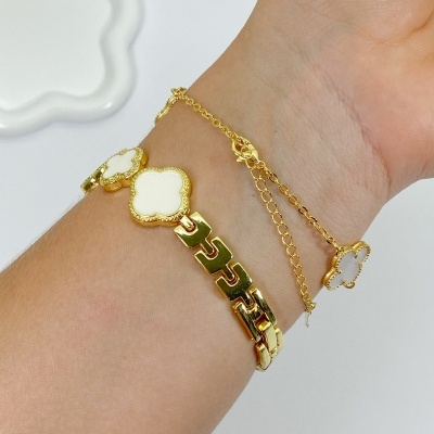 Rel&#x00F3;gio&#x20;Trevo&#x20;Cravejado&#x20;-&#x20;Branco&#x20;com&#x20;Dourado