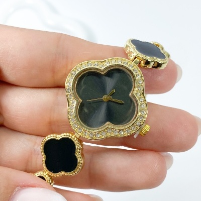 Rel&#x00F3;gio&#x20;Trevo&#x20;Cravejado&#x20;-&#x20;Preto&#x20;com&#x20;Dourado