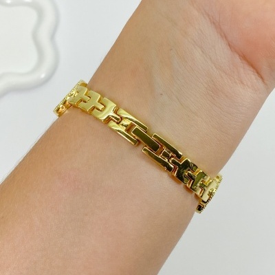 Rel&#x00F3;gio&#x20;Trevo&#x20;Cravejado&#x20;-&#x20;Preto&#x20;com&#x20;Dourado