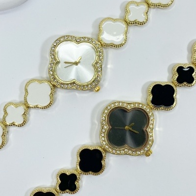 Rel&#x00F3;gio&#x20;Trevo&#x20;Cravejado&#x20;-&#x20;Preto&#x20;com&#x20;Dourado